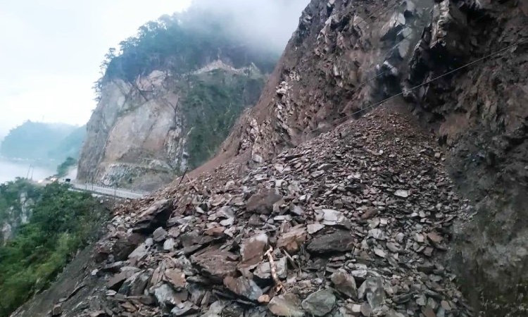 नारायणगढ-मुग्लिन सडकको १०० मिटरमा पहिरो, १५ घण्टादेखि अवरुद्ध_img