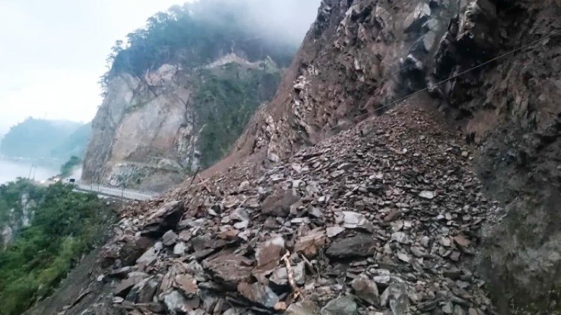 नारायणगढ-मुग्लिन सडकको १०० मिटरमा पहिरो, १५ घण्टादेखि अवरुद्ध