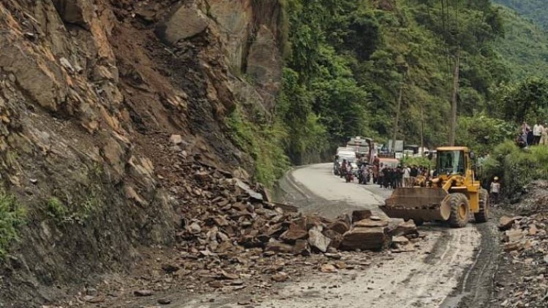 मुग्लिन-नारायणगढ सडकमा गुडिरहेको बसमा ढुंगा खस्दा एक जनाको मृत्यु