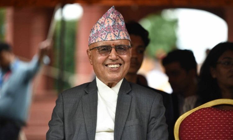आफ्नै गाडी चढेर मन्त्रालय पुगे अर्थमन्त्री_img
