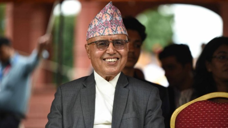 आफ्नै गाडी चढेर मन्त्रालय पुगे अर्थमन्त्री