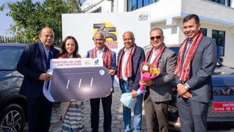 अग्नि ग्रुपले काठमाडौं इन्स्टिच्युटलाई दियो दुइटा महिन्द्रा एक्सयूभी ४००_img