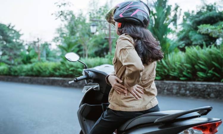 स्कुटर चलाउँदा किन ढाड दुख्छ ? यस्ता छन् ४ कारण_img