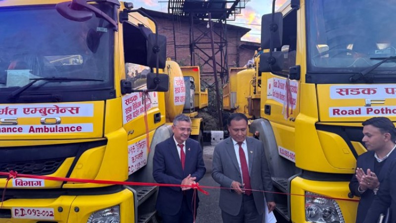 काठमाडौंका सडकका खाल्डाखुल्डी पुर्न संचालनमा ल्याइयो एम्बुलेन्स