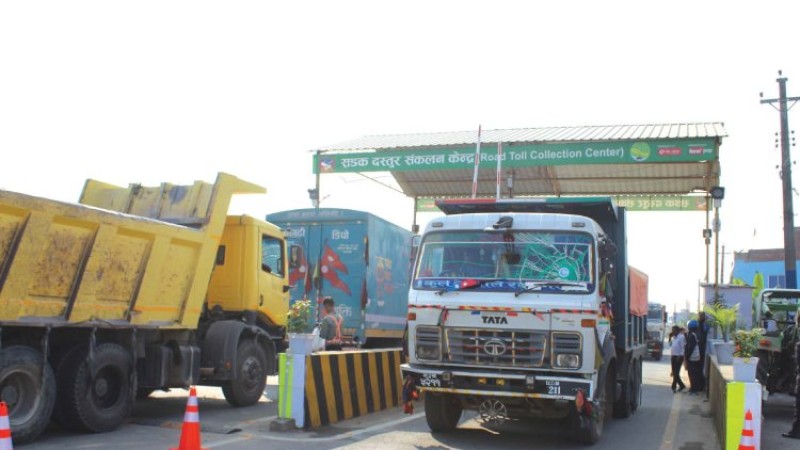 भैरहवा-भूमही सडकमा दस्तुर उठाउन सुरू, कुन सवारीले कति तिर्नुपर्छ ?_img