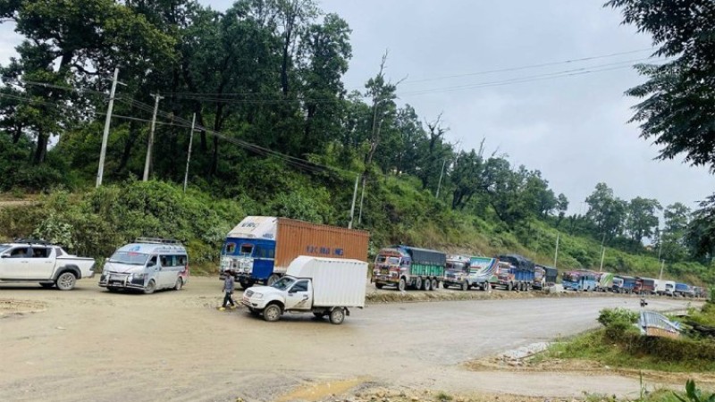 शीतले दाउन्ने खण्डमा सवारी आवगमन प्रभावित