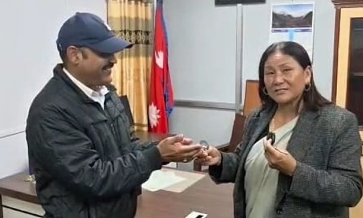 उपसभामुख रानाले बुझाइन् दुइटा गाडी_img
