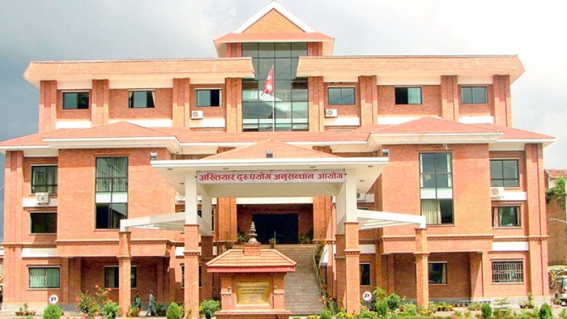 यातायात कार्यालय चाबहिलमा अख्तियारको छापा, ३७ थान मोबाइल जफत