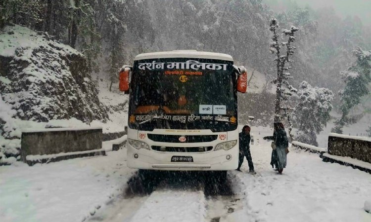 हिमपातले हिमाली जिल्लामा यातायात प्रभावित_img