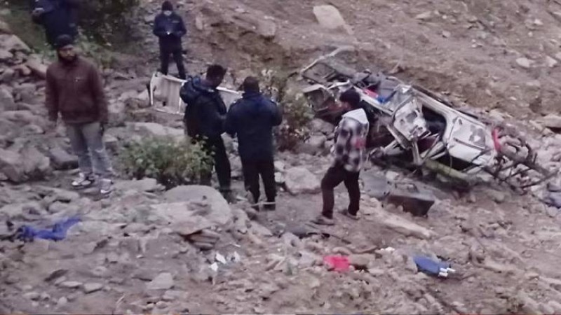 सल्यानमा बिरामी बोकेको बोलेरो दुर्घटना, एकको मृत्यु, तीन घाइते