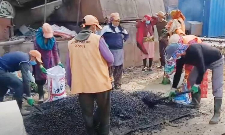 सडकका खाल्डाखुल्डी पुर्न बोरामा रेडिमिक्स प्याकिङ, ६ महिनासम्म काम गर्ने_img