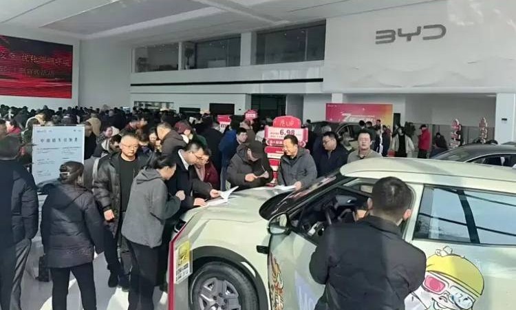 बीवाइडीको ‘फ्ल्यास चार्जिङ २.०’ ले तान्यो ग्राहक, डिलरमा थामिनसक्नु भीड_img