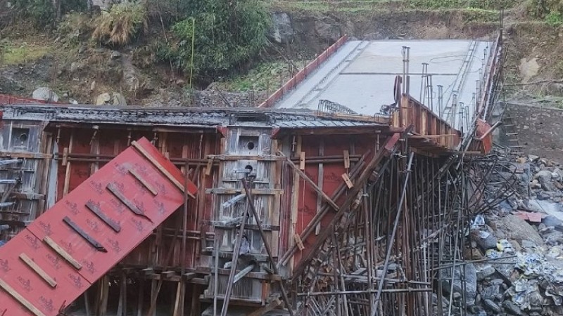 साढे ७ करोडमा बन्दै गरेको मोटरेबल पुल भाँचियो_img