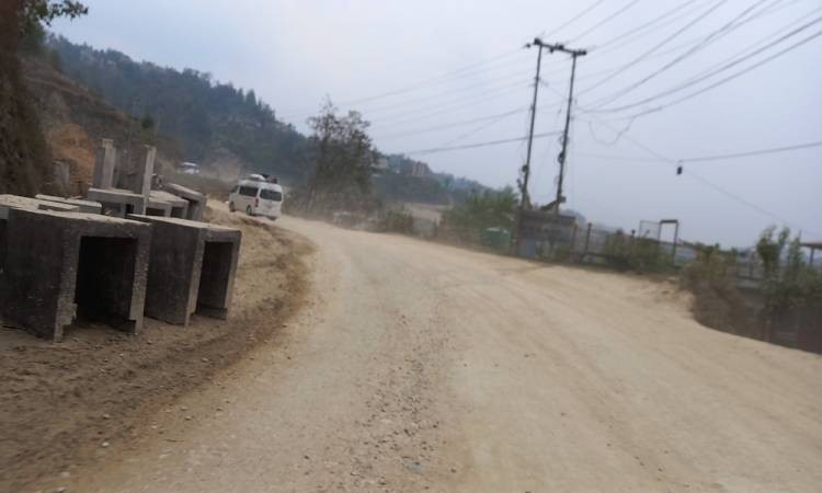 बिटुमिन अभावले २ महिनादेखि रोकियो धुलिखेल-खावा सडकको काम_img