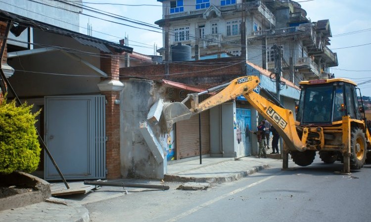 शेषमती कोरिडोरको अवैध संरचनामा चलाइयो डोजर_img