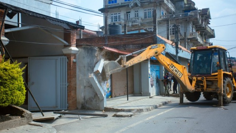 शेषमती कोरिडोरको अवैध संरचनामा चलाइयो डोजर