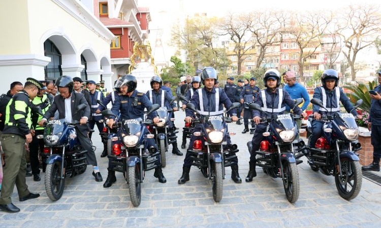 ललितपुर महानगरले प्रहरीलाई दियो ८ वटा मोटरसाइकल_img