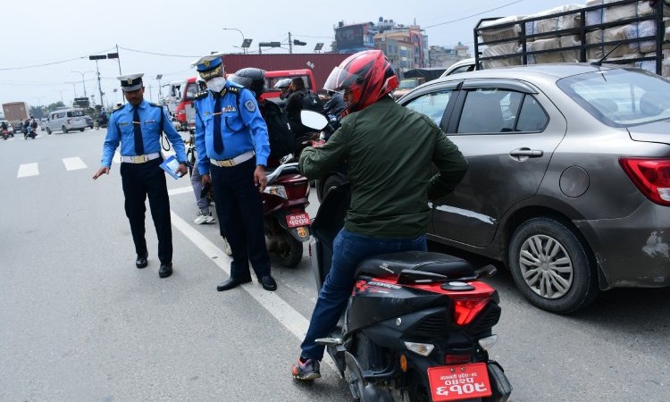 काठमाडौंमा ट्राफिकको ‘कडा निगरानी तथा कारबाही’ अभियान_img