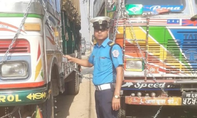 ट्राफिकको नयाँ शैली, नियम तोड्ने सवारीलाई साङ्लोले बाध्ने_img