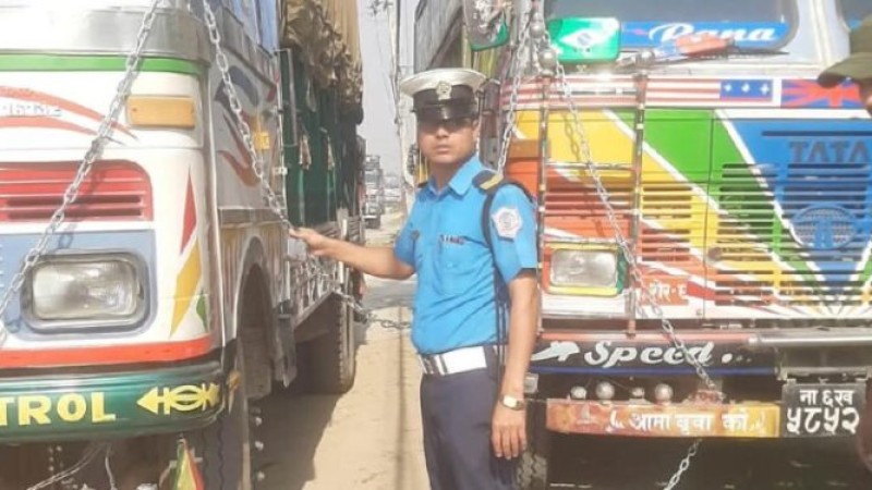 ट्राफिकको नयाँ शैली, नियम तोड्ने सवारीलाई साङ्लोले बाध्ने