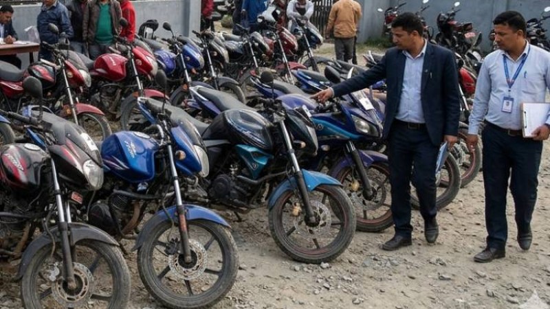 २४ मोटरसाइकल लिलामी गर्दै मुक्तिनाथ विकास बैंक_img