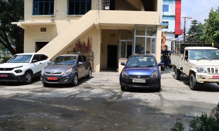 ४ कार चोरेर नक्कली नम्बर प्लेट, चलाएर हिँड्दा प्रहरीको नियन्त्रणमा_img