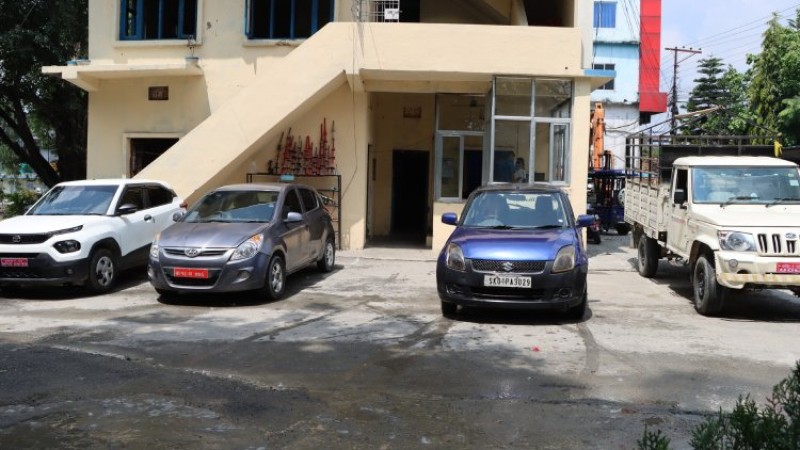 ४ कार चोरेर नक्कली नम्बर प्लेट, चलाएर हिँड्दा प्रहरीको नियन्त्रणमा