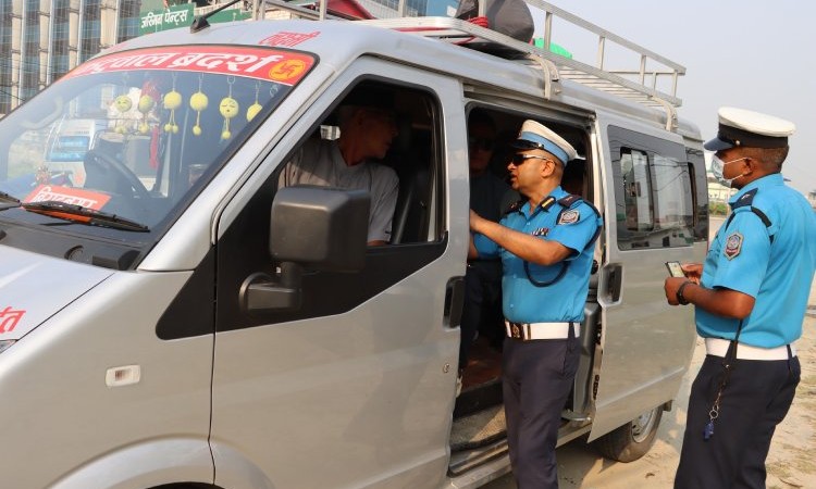 डिजेल गाडीलाई बढाएको भाडा असुल्दै ईभी, १४ वटा कारबाहीमा_img