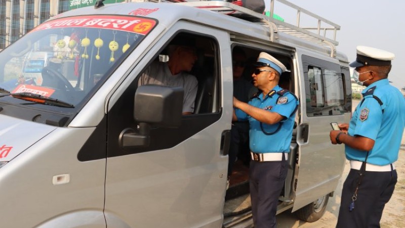 डिजेल गाडीलाई बढाएको भाडा असुल्दै ईभी, १४ वटा कारबाहीमा