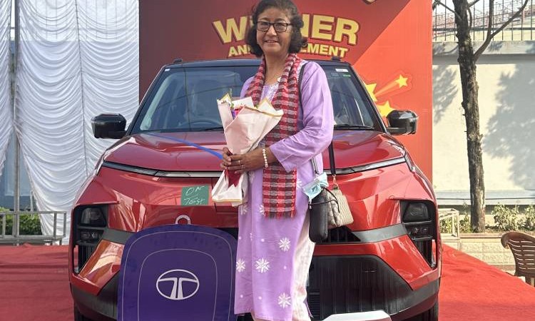 भाटभटेनीमा सामान किन्दा दुई जनाले पाए टाटा पन्च ईभी_img