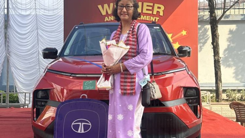 भाटभटेनीमा सामान किन्दा दुई जनाले पाए टाटा पन्च ईभी