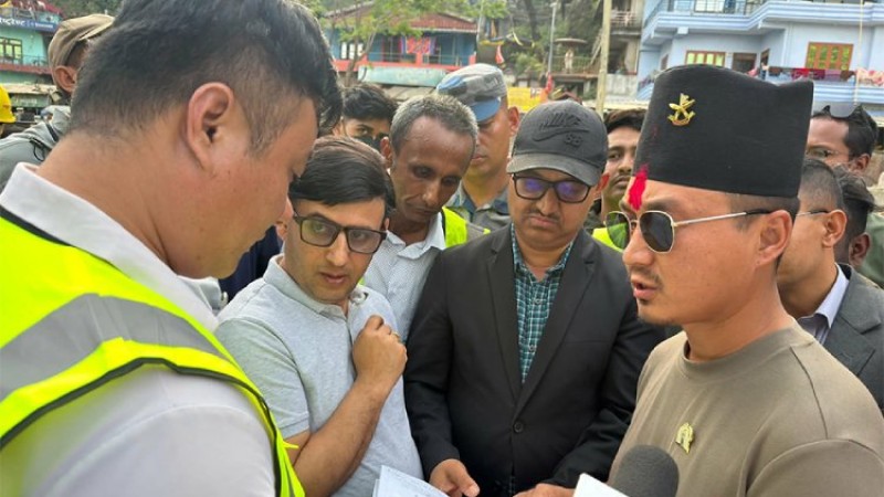 गृहमन्त्रीले सडकको ठेकेदारलाई भने-‘ढिलासुस्ती गरे स्वीकार्य हुँदैन’