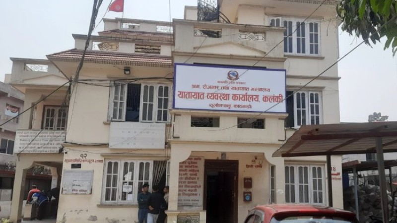 यातायात कार्यालयले भन्यो-‘बिहान ७ बजेदेखि नै लाइन बस्नुपर्दैन, १ बजेपछि हलुका हुन्छ’