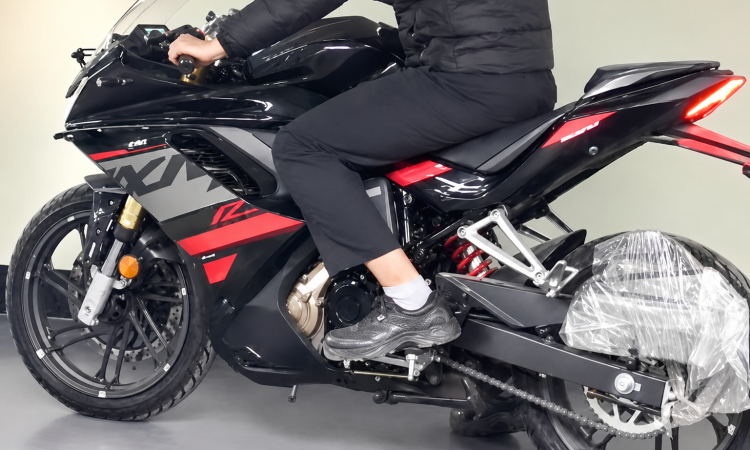 बजारमा आउँदै हिरोको प्रिमियम स्पोर्टस् बाइक करिज्मा  XMR 250_img