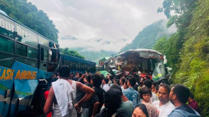 मुग्लिन-नारायणगढ सडकमा दुई बस ठोक्किए, सडक अवरुद्ध