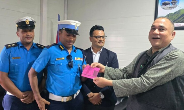 हेलमेट नलगाइ मोटरसाइकल चलाउने मुख्यमन्त्रीकाे घरमै गएर काटियाे चिट_img