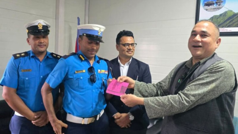 हेलमेट नलगाइ मोटरसाइकल चलाउने मुख्यमन्त्रीकाे घरमै गएर काटियाे चिट