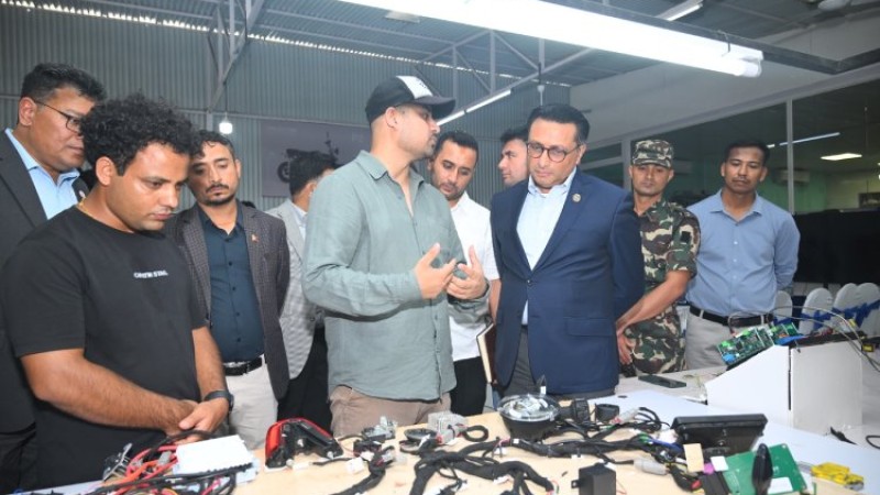 यात्री P2 स्कुटर हेर्न प्लाण्टमा पुगे अर्थमन्त्री, भने-‘अघि बढ्नुहोस्, सरकार साथमा छ’