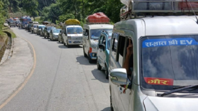 काठमाडौंबाट हेटौंडा जाने सडकमा सवारी चाप, ओभरटेक नगर्न अनुरोध