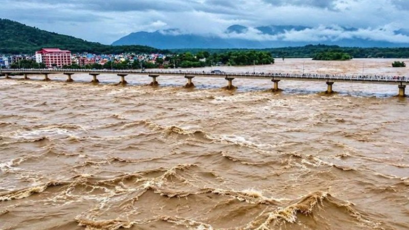 खतराको तह नाघेपछि नारायणी पुलमा सवारी चलाउन रोक