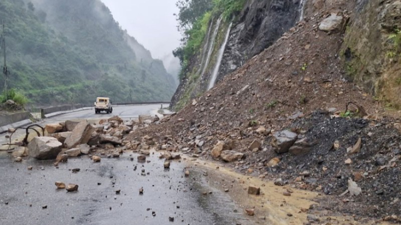 मलेखु-मुग्लिङ सडकको १५ बढी स्थानमा पहिरो