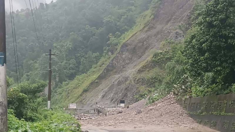 बाढीपहिरोको कारण ३७ जिल्लाका सडक बन्द