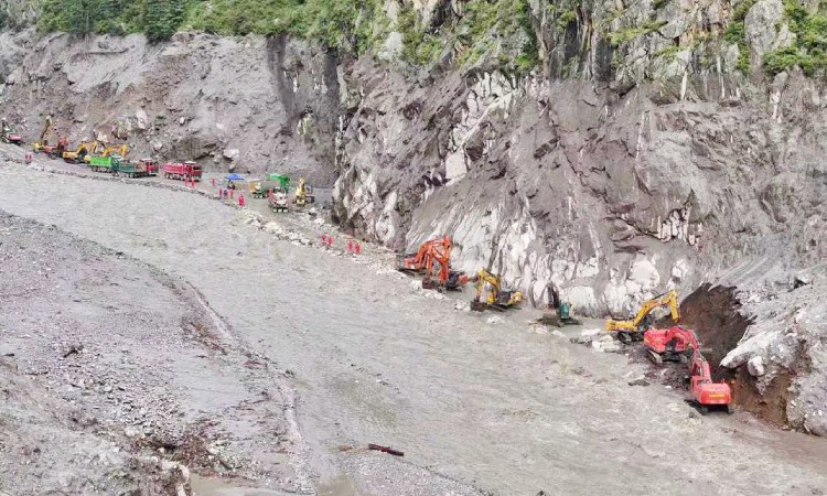 बाढीले बगाएको सडक रफ्तारमा बनाउँदै चीन_img