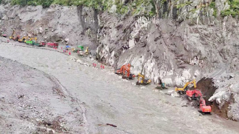 बाढीले बगाएको सडक रफ्तारमा बनाउँदै चीन