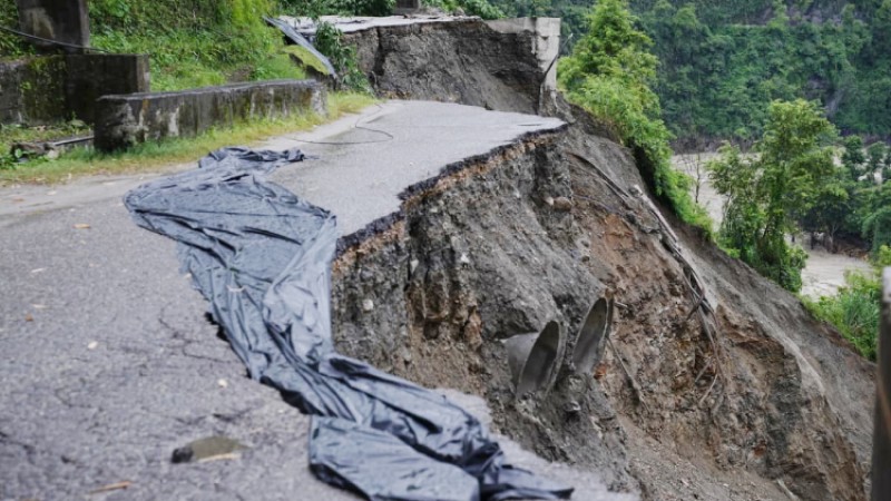 पृथ्वी राजमार्गमा पहिरै पहिरो, सवारी आवगमन बन्द