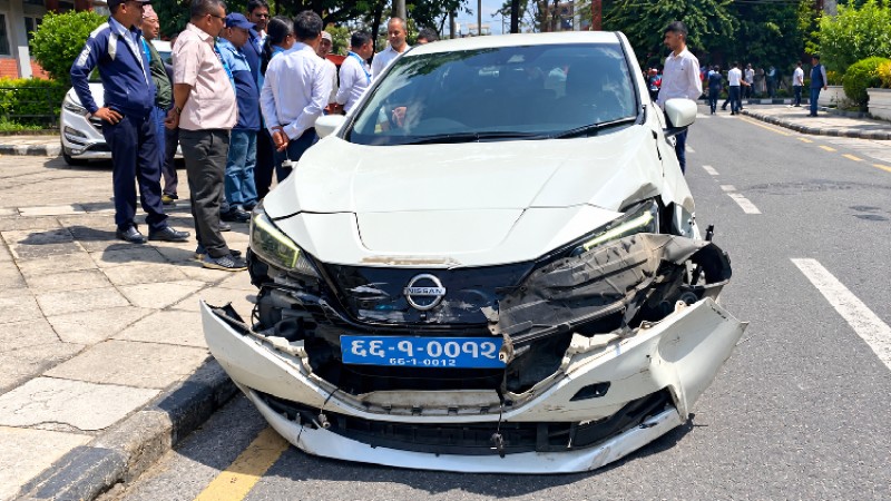 सिंहदरवार भित्रै यूएनडीपीको गाडीले सांसदको कारलाई दियो ठक्कर