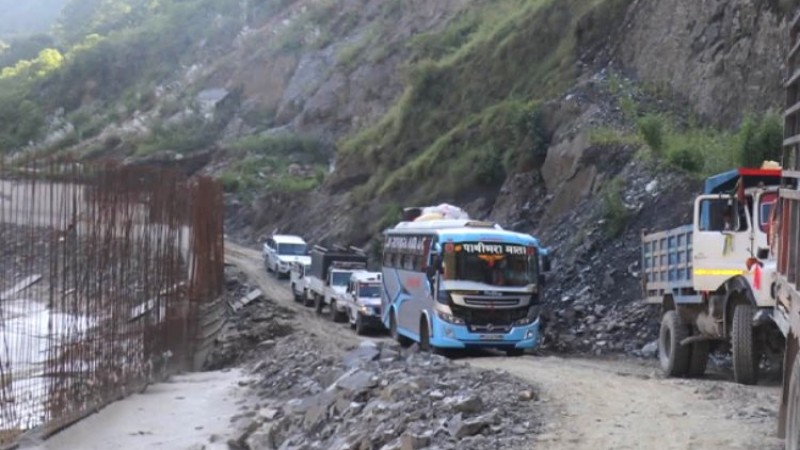 बीपी राजमार्गमा पुनर्निर्मित ट्रयाकबाटै गुड्न थाले गाडी