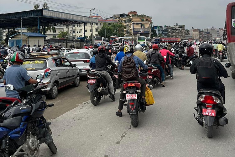 मूल्य घटेपछि अधिकांश पेट्रोल पम्प बन्द, उपभोक्तालाई सास्ती_img
