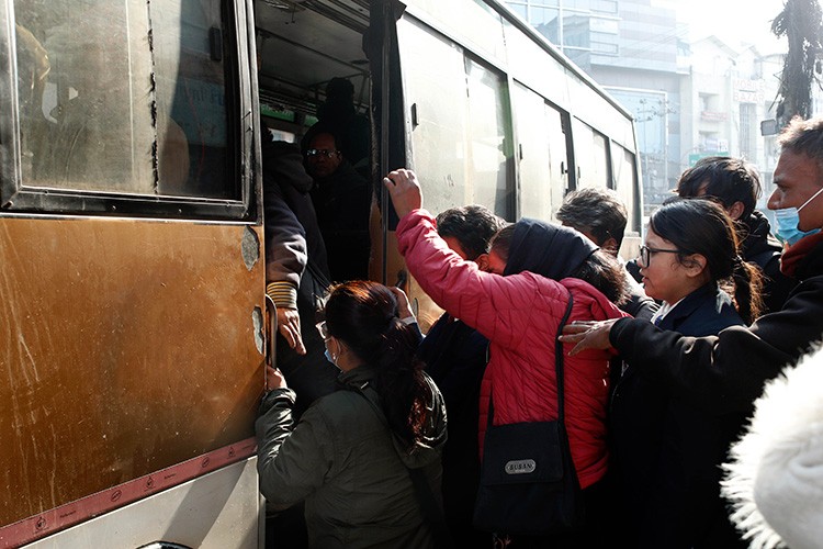 विद्यार्थीलाई गाडी भाडामा ४५% छुट अनिवार्य लागू गर्न निर्देशन_img