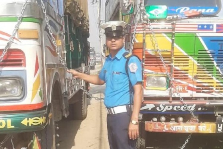 ट्राफिकको नयाँ शैली, नियम तोड्ने सवारीलाई साङ्लोले बाध्ने_img